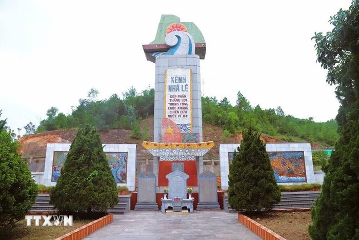 Công trình Đài tưởng niệm Kênh Nhà Lê bao gồm các hạng mục Tượng đài, phù điêu, bia tưởng niệm, cầu bắc qua sông… (Ảnh: Xuân Tiến/TTXVN)