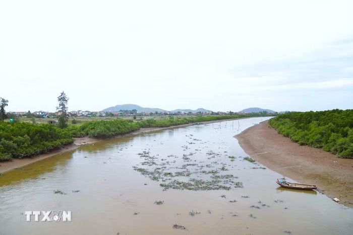 Kênh Nhà Lê hợp lưu với sông Mơ chảy qua địa bàn phường Tân Mai, Nghệ An. (Ảnh: Xuân Tiến/TTXVN)