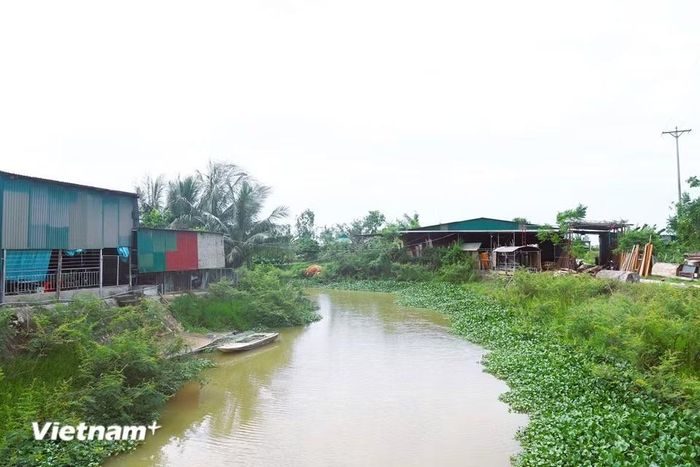 Kênh Nhà Lê nhập dòng với kênh Đạu, vặn mình chảy qua nhiều khu dân cư ven sông sầm uất, trù phú trên địa bàn huyện Diễn Châu (cũ), tỉnh Nghệ An. (Ảnh: Xuân Tiến/TTXVN)