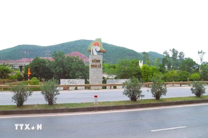 Năm 1996, ngành giao thông vận tải Nghệ An xây dựng Đài tưởng niệm kênh Nhà Lê nằm sát Quốc lộ 1A (thuộc địa phận huyện Nghi Lộc cũ). (Ảnh: Xuân Tiến/TTXVN)