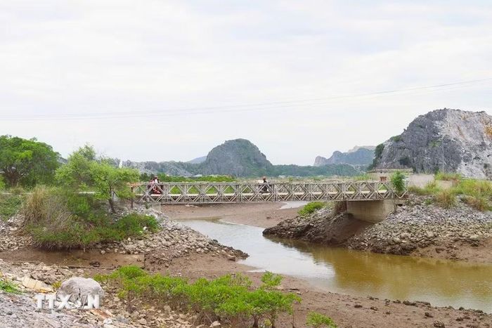 Tại địa bàn thị xã Hoàng Mai, huyện Quỳnh Lưu (cũ), tỉnh Nghệ An, kênh Nhà Lê có nhiều đoạn tuyến uốn mình qua những dãy núi đá vôi sừng sững. (Ảnh: Xuân Tiến/TTXVN)
