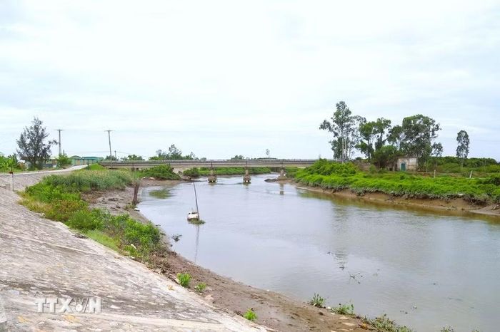 Trên địa bàn tỉnh Nghệ An, kênh Nhà Lê được nối thông, nhập dòng với nhiều dòng kênh nổi tiếng như kênh Mơ, kênh Dâu, kênh Mỹ Giang, kênh Đạu, kênh Sắt, kênh Gai, kênh Chính Đích và sông Vĩnh trước khi đổ ra sông Lam để tiếp tục nối tuyến sang Hà Tĩnh. (Ảnh: Xuân Tiến/TTXVN)
