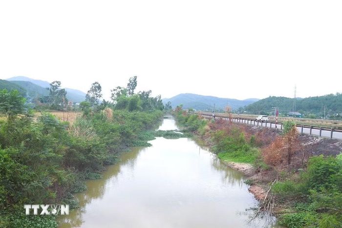 Kênh Nhà Lê chạy song song với Quốc lộ 1A trên địa bàn huyện Nghi Lộc (cũ), Nghệ An. (Ảnh: Xuân Tiến/TTXVN)