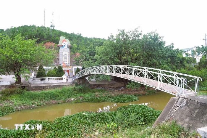Toàn cảnh Đài tượng niệm kênh Nhà Lê được xây dựng bên quốc lộ 1A - con đường thiên lý Bắc Nam, soi mình bên dòng kênh Nhà Lê. (Ảnh: Xuân Tiến/TTXVN)