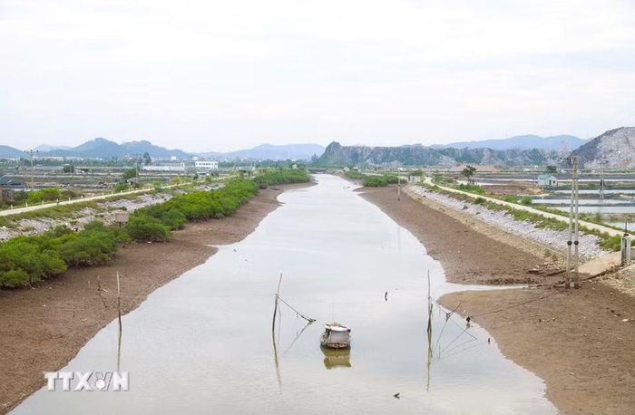 Kênh nhà Lê đoạn chảy qua địa bàn phường Tân Mai (Nghệ An). (Ảnh: Xuân Tiến/TTXVN)