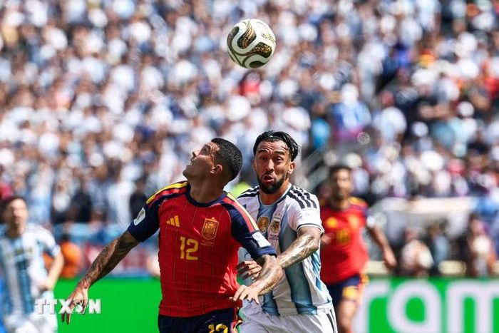 Trong 45 phút đầu tiên Tây Ban Nha thi đấu áp đảo trước Argentina. (Ảnh: AFP/TTXVN)