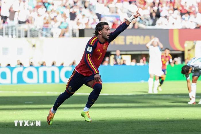 Niềm vui của Ferran Torres sau khi lập công mang chiến thắng về cho Tây Ban Nha. (Ảnh: AFP/TTXVN)