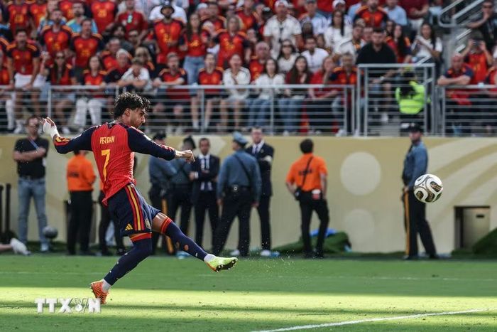 Phút 106, sau những nỗ lực bất thành, Tây Ban Nha cuối cùng cũng khiến lưới của Argentina tung lên sau pha dứt điểm của Ferran Torres. (Ảnh: AFP/TTXVN)