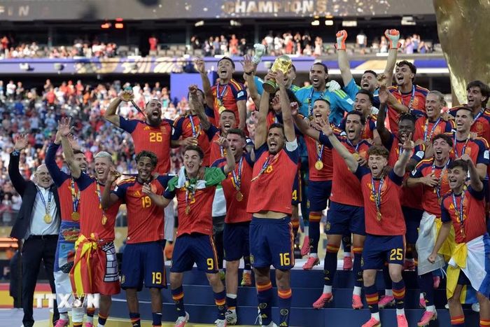Niềm vui của Tây Ban Nha trên bục nhận cúp vàng vô địch World Cup 2026. (Ảnh: AFP/TTXVN)