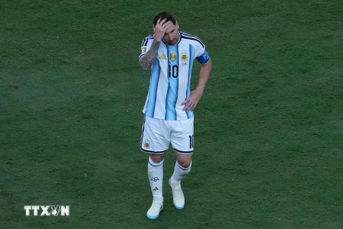 Bên kia chiến tuyến, Lionel Messi không giấu được nỗi buồn khi phải nhận thất bại. (Ảnh: AFP/TTXVN)