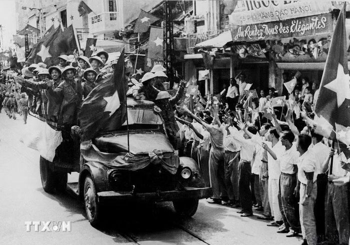 Sáng 10/10/1954, bộ đội ta từ các cửa ô tiến về giải phóng Thủ đô, kết thúc 9 năm trường kỳ kháng chiến chống thực dân Pháp. (Ảnh: Tư liệu TTXVN)