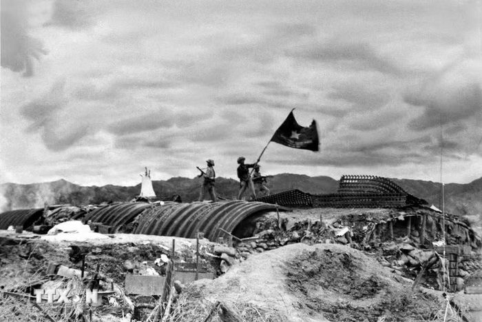 Chiều 7/5/1954, Chiến dịch lịch sử Điện Biên Phủ kết thúc thắng lợi, toàn bộ tập đoàn cứ điểm của địch ở Điện Biên Phủ bị quân ta tiêu diệt hoàn toàn. (Ảnh: Tư liệu TTXVN)