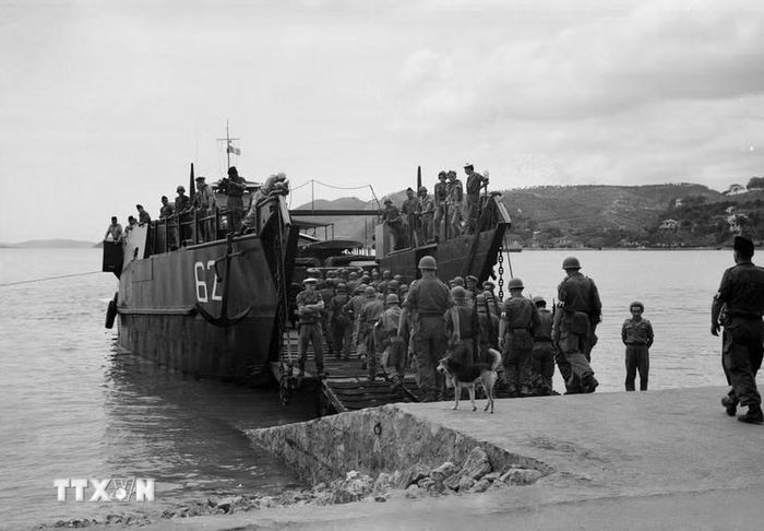 Đúng12 giờ trưa, ngày 24/4/1955, tên lính viễn chinh Pháp cuối cùng lên tàu, rút khỏi Hòn Gai, thực hiện các điều khoản trong Hiệp định Geneva. Khu mỏ Hồng Quảng (nay là Quảng Ninh) hoàn toàn giải phóng. Từ đó, ngày 25/4/1955 trở thành mốc son trong lịch sử cách mạng tỉnh Quảng Ninh và trở thành ngày hội truyền thống, niềm tự hào của Đảng bộ và nhân dân các dân tộc tỉnh Quảng Ninh. (Ảnh: Tư liệu TTXVN)