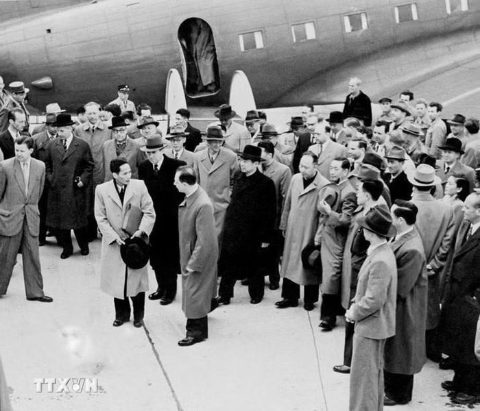 Ngày 4/5/1954, Phái đoàn ngoại giao Việt Nam Dân chủ Cộng hòa, do Phó Thủ tướng Phạm Văn Đồng làm Trưởng đoàn, đến Geneva (Thụy Sĩ) tham dự Hội nghị Geneva về Đông Dương, sau những diễn biến tích cực về chiến thắng của quân đội Việt Nam tại chiến dịch Điện Biên Phủ. (Ảnh: Tư liệu TTXVN)