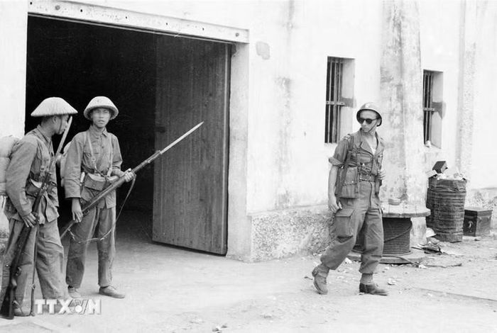 Theo Hiệp định Geneva, quân đội Pháp phải lần lượt rút lui khỏi các địa phương do họ chiếm đóng ở phía Bắc vĩ tuyến 17, hạn đến ngày 19/5/1955, phải rút toàn bộ khỏi khu Hải Phòng là khu trú quân tạm thời cuối cùng của họ ở miền Bắc. Ngày 13/5/1955, bộ đội ta tiến vào tiếp quản thành phố. Ngày 15/5/1955, những lính Pháp cuối cùng xuống tàu tại bến Nghiêng (nay thuộc quận Đồ Sơn) rút khỏi Hải Phòng. Trong ảnh: Một đơn vị bộ đội Việt Nam tiếp quản bến Sáu Kho (Hải Phòng), ngày 13/5/1955, theo các điều khoản trong Hiệp định Geneva. (Ảnh: Tư liệu TTXVN)