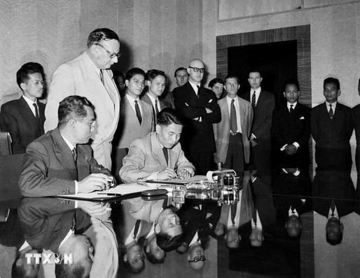 Vào lúc 24 giờ ngày 20/7/1954 (giờ Geneva), tức sáng 21/7/1954 (giờ Hà Nội), Thứ trưởng Bộ Quốc phòng Tạ Quang Bửu thay mặt Chính phủ và Bộ Tổng tư lệnh Quân đội nhân dân Việt Nam ký Hiệp định đình chiến ở Việt Nam. Ngay sau đó, Hiệp định đình chiến ở Lào và Campuchia cũng được ký kết. (Ảnh: Tư liệu TTXVN)