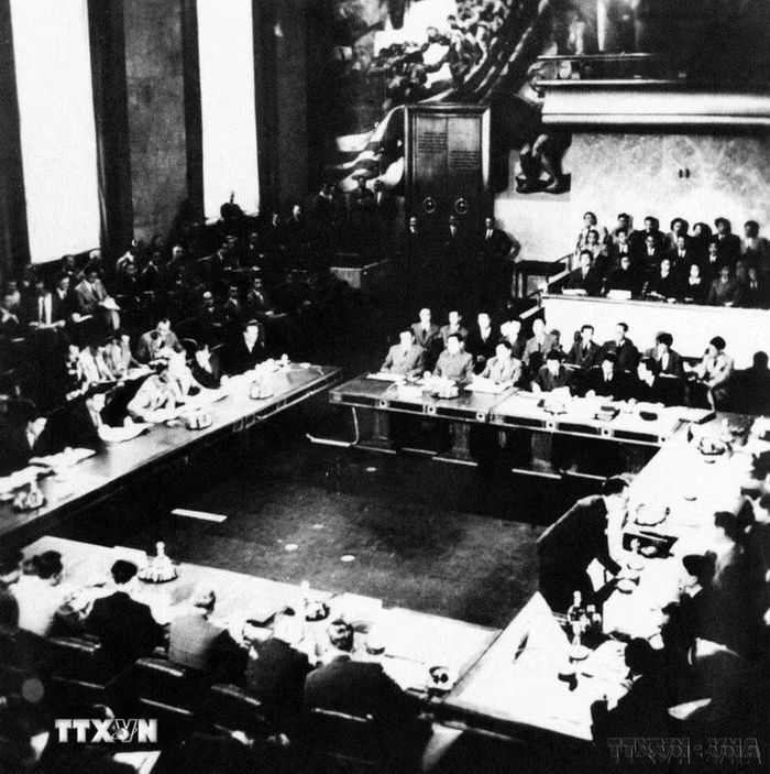 Khai mạc ngày 8/5/1954, Hội nghị Geneva về Đông Dương đã trải qua 75 ngày thương lượng căng thẳng với 31 phiên họp. Ngày 20/7/1954, Hiệp định Geneva về Đông Dương được ký kết. Đây là văn kiện ngoại giao quan trọng yêu cầu các quốc gia tôn trọng chủ quyền, độc lập, thống nhất và toàn vẹn lãnh thổ của Việt Nam và các nước Đông Dương. Trong ảnh: Toàn cảnh Hội nghị Geneva về Đông Dương tại Thụy Sĩ (1954). (Ảnh: Tư liệu TTXVN)