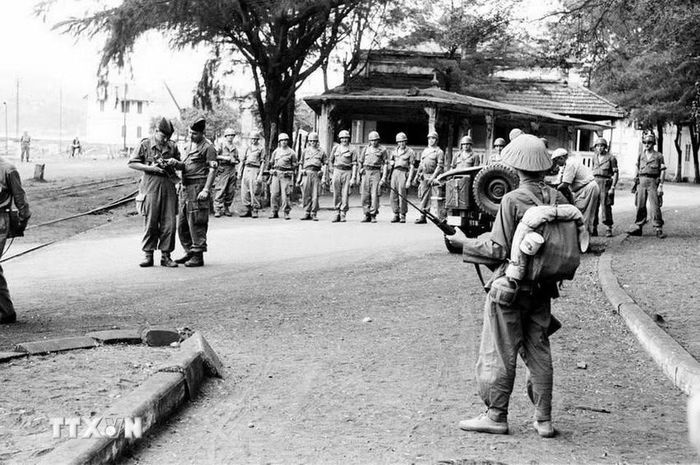 Thực hiện các điều khoản trong Hiệp định Geneva, ngày 24/4/1955, quân Pháp rút khỏi Hòn Gai, khu Hồng Quảng (nay là Quảng Ninh). 12 giờ ngày 24/4/1955, tên lính viễn chinh Pháp cuối cùng lên tàu, rút khỏi bến phà Bãi Cháy. Trong ảnh: Bộ đội Việt Nam tiếp quản ngay các vị trí quân Pháp vừa rút lui tại Hòn Gai, ngày 24/4/1955. (Ảnh: Tư liệu TTXVN)