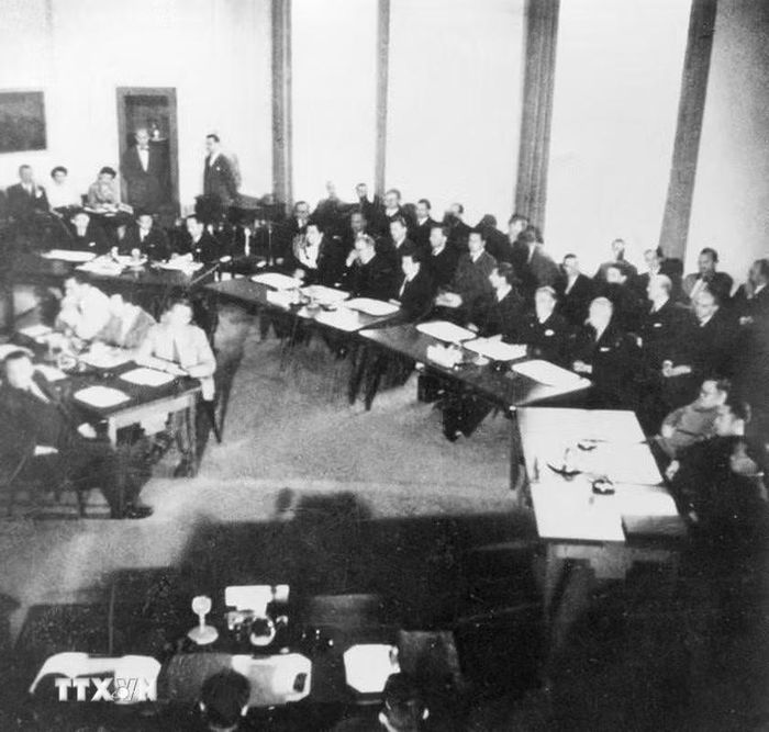 Ngày 8/5/1954, tin về kết quả Chiến dịch Điện Biên Phủ được truyền đến Geneva. Sáng sớm 8/5/1954, vấn đề Đông Dương chính thức được đưa lên bàn đàm phán. Trong ảnh: Quang cảnh phiên khai mạc Hội nghị Geneva về Đông Dương, ngày 8/5/1954. (Ảnh: Tư liệu TTXVN)
