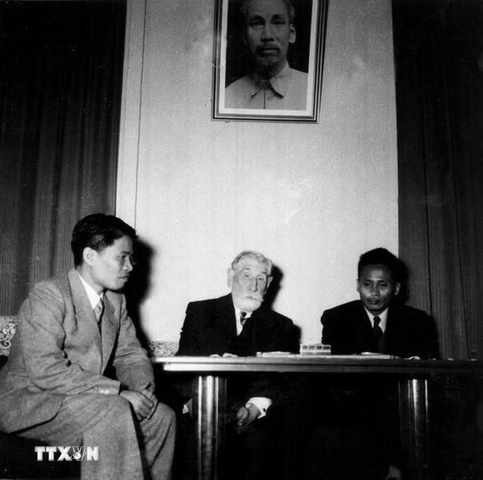 Phó Thủ tướng Phạm Văn Đồng (bên phải) và Thứ trưởng Bộ Quốc phòng Tạ Quang Bửu (bên trái) tiếp đại biểu Ủy ban Hòa bình toàn nước Pháp, tại Trụ sở Phái đoàn Việt Nam ở Hội nghị Geneva, Thụy Sĩ (1954). (Ảnh: Tư liệu TTXVN)