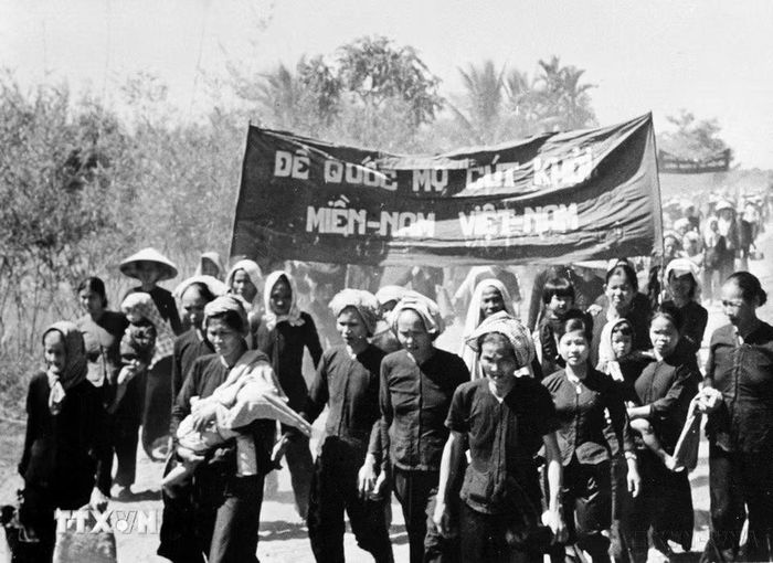 Từ cuối năm 1959, đầu năm 1960, phong trào "Đồng Khởi" lan rộng ở nhiều tỉnh Nam bộ, Tây Nguyên và miền Tây các tỉnh khu 5, tạo thành một vùng căn cứ rộng lớn. Nhiều đơn vị dân quân du kích và bộ đội địa phương tỉnh, huyện đã hình thành và phát triển trong phong trào "Đồng Khởi". (Ảnh: Tư liệu TTXVN)