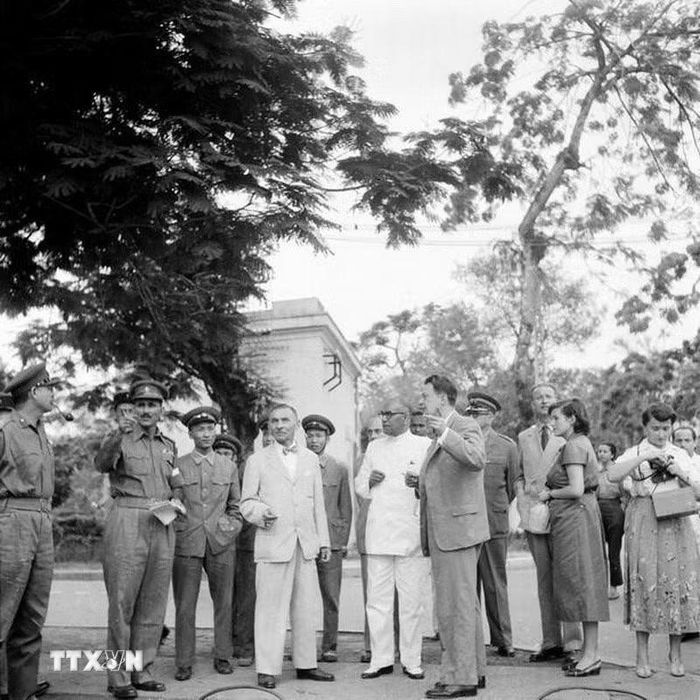 Theo Hiệp định Geneva, quân đội Pháp phải lần lượt rút lui khỏi các địa phương do họ chiếm đóng ở phía Bắc vĩ tuyến 17, hạn đến ngày 19/5/1955, phải rút toàn bộ khỏi khu Hải Phòng là khu trú quân tạm thời cuối cùng của họ ở miền Bắc. Ngày 13/5/1955, bộ đội ta tiến vào tiếp quản thành phố. Ngày 15/5/1955, những lính Pháp cuối cùng xuống tàu tại bến Nghiêng (nay thuộc quận Đồ Sơn) rút khỏi Hải Phòng. Trong ảnh: Lực lượng Ủy ban quốc tế đến giám sát việc quân đội Pháp trao trả và rút khỏi Hải Phòng (tháng 5/1955), theo các điều khoản trong Hiệp định Geneva. (Ảnh: Tư liệu TTXVN)