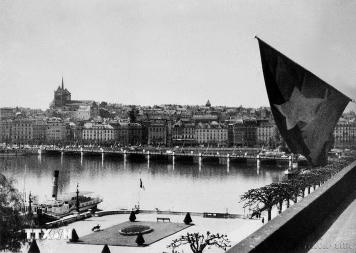 Lá cờ đỏ sao vàng treo tại Trụ sở của Phái đoàn Việt Nam Dân chủ Cộng hòa ở Geneva (Thụy Sĩ), năm 1954. (Ảnh: Tư liệu TTXVN)