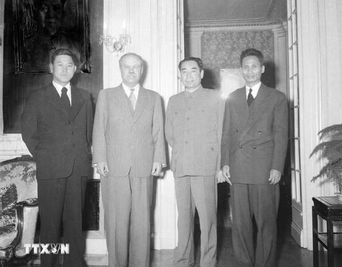 (Từ trái sang phải): Bộ trưởng Ngoại giao Triều Tiên Nam Nhật; Bộ trưởng Ngoại giao Liên Xô Vyacheslav Molotov; Thủ tướng Trung Quốc Chu Ân Lai và Phó Thủ tướng Phạm Văn Đồng, ngày 4/5/1954, tại Hội nghị Geneva (Thụy Sĩ) bàn về khôi phục hòa bình tại Triều Tiên và Đông Dương. (Ảnh: Tư liệu TTXVN)