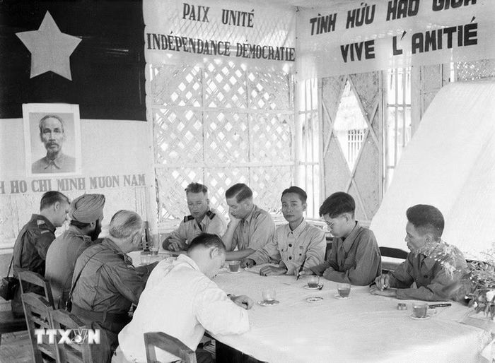 Phái đoàn Bộ Tổng tư lệnh QĐND Việt Nam và phái đoàn Pháp họp bàn về việc trao đổi tù binh tại Sầm Sơn, với sự chứng kiến của Ủy ban Quốc tế ở Việt Nam (9/1954). (Ảnh: Tư liệu TTXVN)