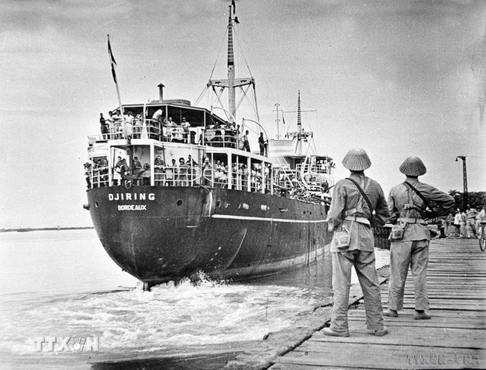 Chiếc tàu Djiring chở quân Pháp rút lui khỏi bến Sáu Kho (Hải Phòng) vào miền Nam, ngày 13/5/1955, kết thúc 300 ngày Hải Phòng là khu trú quân tạm thời cuối cùng của họ ở miền Bắc theo quy định tại Hiệp định Geneva. Miền Bắc hoàn toàn được giải phóng. (Ảnh: Tư liệu TTXVN)