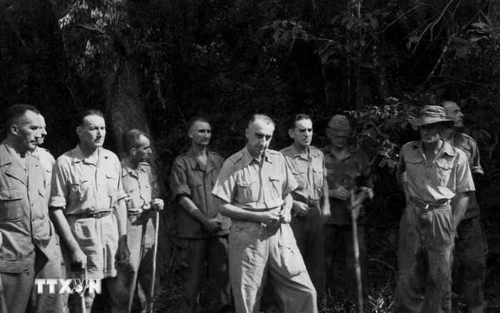 Ngày 7/5/1954, quân và dân ta đã đập tan Tập đoàn cứ điểm Điện Biên Phủ, kết thúc oanh liệt cuộc kháng chiến chống Pháp đầy hy sinh, gian khổ kéo dài suốt 9 năm, buộc Pháp phải ngồi vào bàn đàm phán tại Geneva. Trong ảnh: Tướng De Castries (đi đầu) cùng toàn bộ Ban Tham mưu Tập đoàn cứ điểm Điện Biên Phủ ra hàng. (Ảnh: Triệu Đại/TTXVN)
