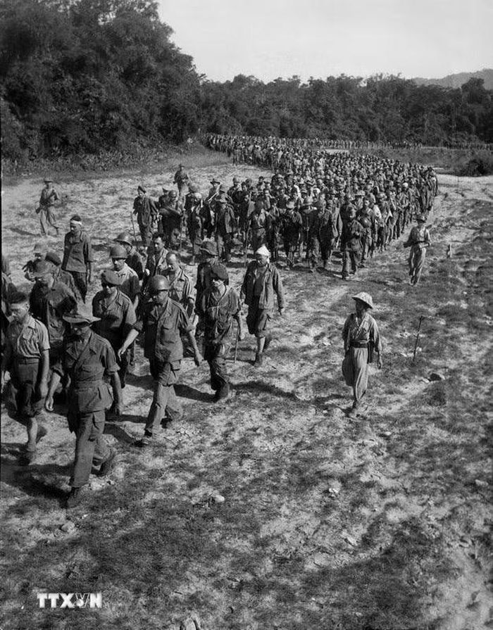 Ngày 7/5/1954, quân và dân ta đã đập tan Tập đoàn cứ điểm Điện Biên Phủ, kết thúc oanh liệt cuộc kháng chiến chống Pháp đầy hy sinh, gian khổ kéo dài suốt 9 năm, buộc Pháp phải ngồi vào bàn đàm phán tại Geneva. Trong ảnh: Tù binh Pháp ở Điện Biên Phủ lũ lượt ra hàng và được áp giải về tuyến sau. (Ảnh: Triệu Đại/TTXVN)