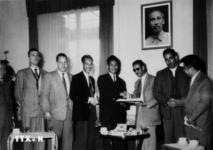 Đoàn đại biểu Công hội và Nhà báo Algeria gặp Phái đoàn Việt Nam tại Trụ sở Liên hợp quốc ở Geneva (1954), bày tỏ tình hữu nghị và tinh thần đoàn kết đấu tranh cho hòa bình của Việt Nam. (Ảnh: Tư liệu TTXVN)