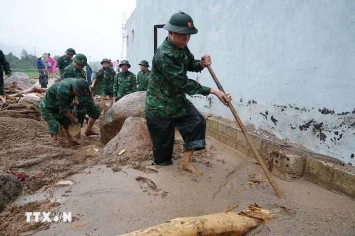 Các cán bộ, chiến sỹ tìm kiếm người mất tích trong lũ. (Ảnh: Nguyễn Oanh/TTXVN)