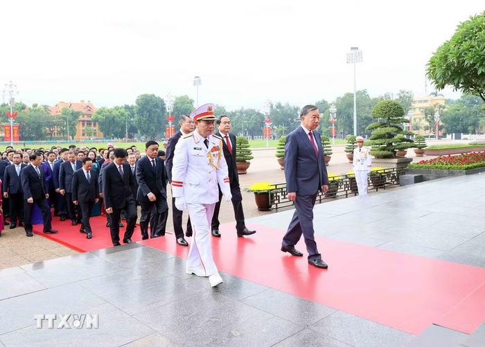 Tổng Bí thư, Chủ tịch nước Tô Lâm dẫn đầu Đoàn đại biểu Ban Chấp hành Trung ương Đảng vào Lăng viếng Chủ tịch Hồ Chí Minh. (Ảnh: An Đăng/TTXVN)