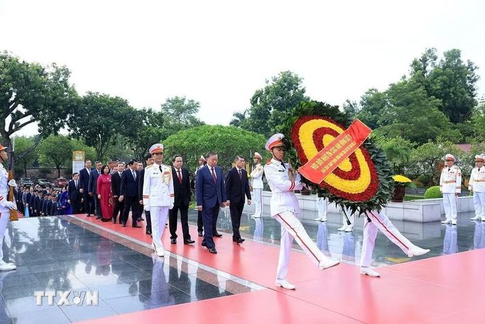 Đoàn đại biểu Ban Chấp hành Trung ương Đảng đến đặt vòng hoa tại Đài tưởng niệm các Anh hùng liệt sỹ trên đường Bắc Sơn, Hà Nội. (Ảnh: Tuấn Anh/TTXVN)
