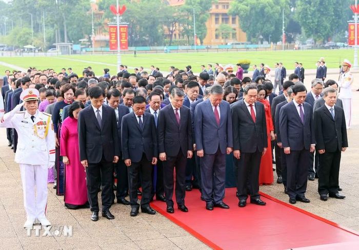 Đoàn đại biểu Ban Chấp hành Trung ương Đảng đến đặt vòng hoa và vào Lăng viếng Chủ tịch Hồ Chí Minh. (Ảnh: An Đăng/TTXVN)