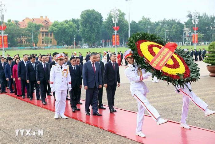 Đoàn đại biểu Ban Chấp hành Trung ương Đảng đến đặt vòng hoa và vào Lăng viếng Chủ tịch Hồ Chí Minh. (Ảnh: An Đăng/TTXVN)