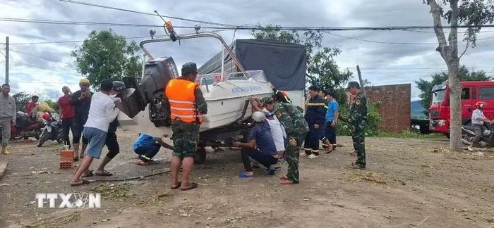 Giải cứu người dân xã Ia Tul, tỉnh Gia Lai mắc kẹt do mưa lũ. (Ảnh: Hồng Điệp/TTXVN)