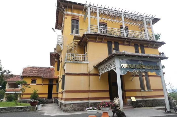 Cung Nam Phương Hoàng hậu được xây dựng vào năm 1932 với kết cấu 3 tầng lầu theo lối kiến trúc Pháp, được bảo tồn gần như nguyên vẹn cho đến nay. (Ảnh: Nguyễn Dũng/TTXVN)