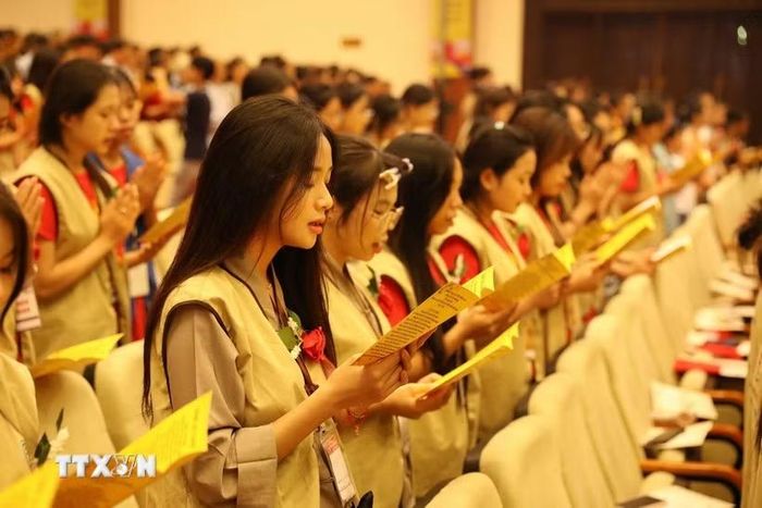 Thực hiện nghi thức Phật giáo trong Pháp hội Vu Lan. (Ảnh: Đức Phương/TTXVN)