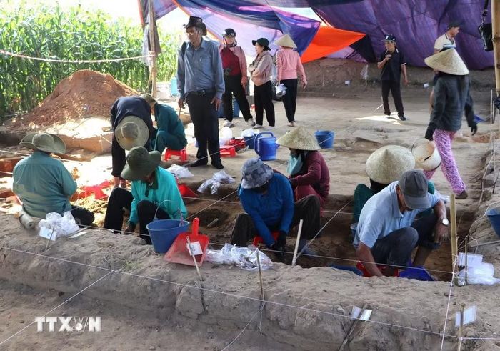Việc khai quật được thực hiện tỉ mỉ, cẩn thận. (Ảnh: Đinh Hương/TTXVN)