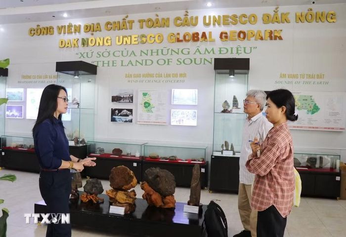 Đoàn chuyên gia của Mạng lưới Công viên địa chất toàn cầu UNESCO Việt Nam khảo sát tại Trung tâm Thông tin Công viên địa chất toàn cầu UNESCO Đắk Nông. (Ảnh: Nguyễn Huy Thành/TTXVN)