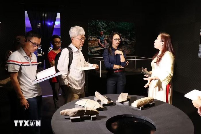 Đoàn chuyên gia của Mạng lưới Công viên địa chất toàn cầu UNESCO Việt Nam khảo sát tại Nhà triển lãm Âm thanh (phường Bắc Gia Nghĩa, tỉnh Lâm Đồng). (Ảnh: Nguyễn Huy Thành/TTXVN)