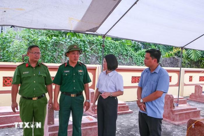 Lãnh đạo xã Nam Ninh (Ninh Bình) kiểm tra công tác tìm kiếm, quy tập và xác định danh tính hài cốt liệt sỹ tại khu vực Nghĩa trang liệt sỹ Nam Hải. (Ảnh: Công Luật/TTXVN)