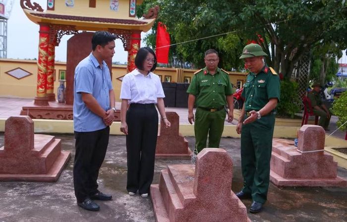 Lãnh đạo xã Nam Ninh (Ninh Bình) kiểm tra công tác tìm kiếm, quy tập và xác định danh tính hài cốt liệt sỹ tại khu vực Nghĩa trang liệt sỹ Nam Hải. (Ảnh: Công Luật/TTXVN)