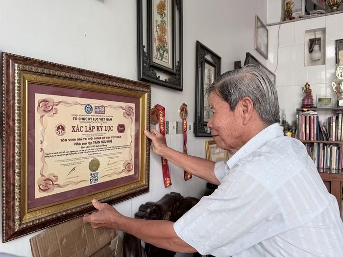 Năm 2026, ông Trần Hữu Huệ được Tổ chức Kỷ lục Việt Nam (VietKings) xác lập kỷ lục và tôn vinh vì những đóng góp nổi bật cho phong trào sưu tập tem Việt Nam. (Ảnh: Thanh Sang/TTXVN)
