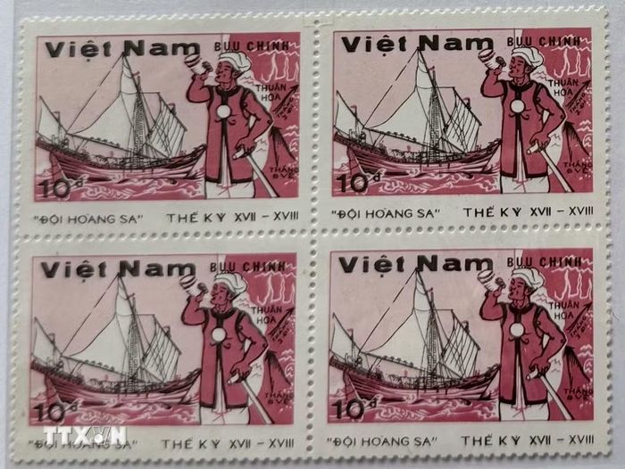 Bộ sưu tập “Quần đảo Hoàng Sa-Trường Sa là của Việt Nam qua tem bưu chính” do ông Trần Hữu Huệ dày công sưu tập trong nhiều năm. (Ảnh: Thanh Sang/TTXVN)