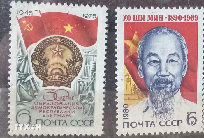 Bộ tem Bác Hồ và bộ tem “Kỷ niệm 30 năm Quốc khánh nước CHXHCN Việt Nam” do Liên Xô phát hành ngày 28/8/1975 do ông Huệ sưu tầm. (Ảnh: Thanh Sang/TTXVN)
