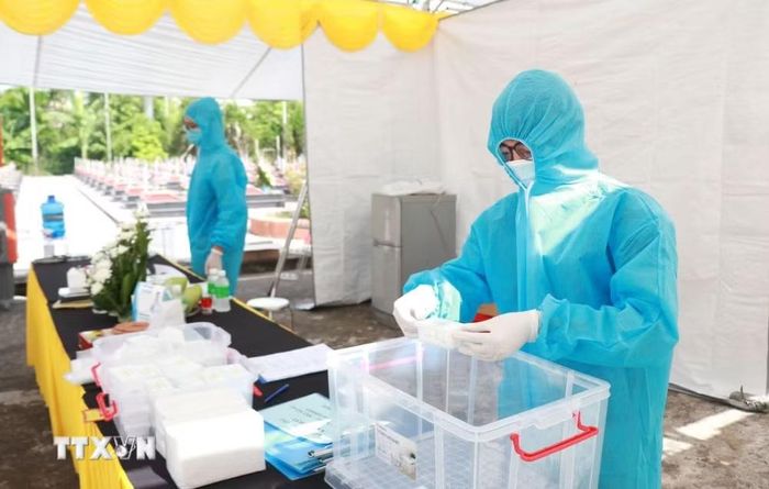 Các mẫu sinh phẩm hài cốt liệt sỹ được lấy đảm bảo chất lượng và bảo quản đúng quy trình. (Ảnh: Nguyễn Lành/TTXVN)